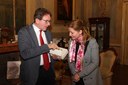 Il sindaco Muzzarelli mostra la bottiglietta di Aceto balsamico tradizionale all'ambascitrice del Kosovo Alma Lama