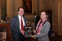 Il sindaco Muzzarelli riceve in dono un volume sul Kosovo dall'ambasciatrice Alma Lama
