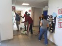 Richiedenti asilo e volontari tinteggiano aule delle scuole San Geminiano