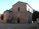 Chiesa di Santa Maria della Pomposa, a Modena, di origine medievale, rifatta tra il sei e il settecento. Conserva residui della primitiva chiesa in facciata e sul fianco..JPG