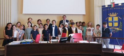 Il sindaco Muzzarelli e la presidente del Consiglio Maletti con gli alunni delle Pascoli