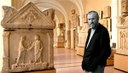 Arrigo Rudi e sullo sfondo il Museo Lapidario Estense di Modena.jpg