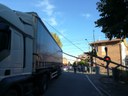 L'autocarro al passaggio a livello di via Mantegna
