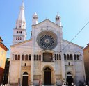 Duomo facciata con rosone e Ghirlandina