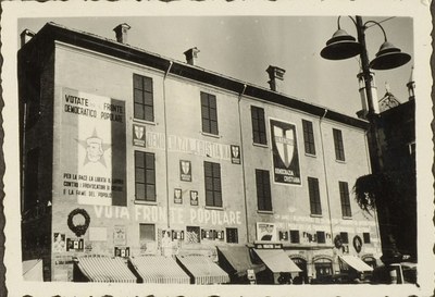 Piazza Grande, Elezioni politiche 1948, Biblioteca civica d'arte Luigi Poletti Fondo Tonini.jpg