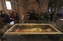 La devozione dei fedeli nella cripta dove si trova il sepolcro di San Geminiano