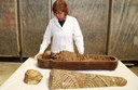 Cinzia Oliva esamina per la prima volta la mummia.jpg