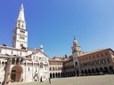 Piazza Grande Ghirlandina Duomo e Palazzo Comunale.jpg
