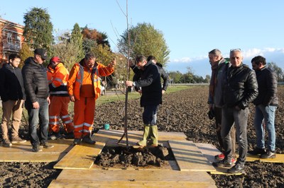 Il sindaco Muzzarelli piantuma il primo albero del bosco urbano di Vaciglio