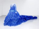 Enrica Borghi Vestito blu bottiglie  borse di plastica  e plexiglass Nizza Museo d'Arte moderna e contemporanea
