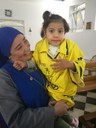 sura dell'orfanotrofio di Betlemme e bambina con maglietta gialloblu del Modena.jpg