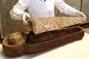 2 marzo Apertura del sarcofago ottocentesco contenente la mummia di bambino del I-II sec. d. C..jpg