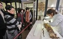 il pubblico assiste ai musei civici al restauro della mummia.jpg