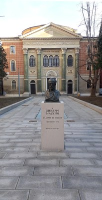 Fotoinserimento del busto di Giuseppe Mazzini nella piazza riqualificata