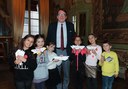 I bambini donano al sindaco le barchette di "italia che resiste"