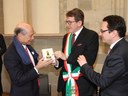 Il sindaco Muzzarelli dona all'ambasciatore Usa Eisenberg l'Aceto balsamico tradizionale dell'Acetaia comunale