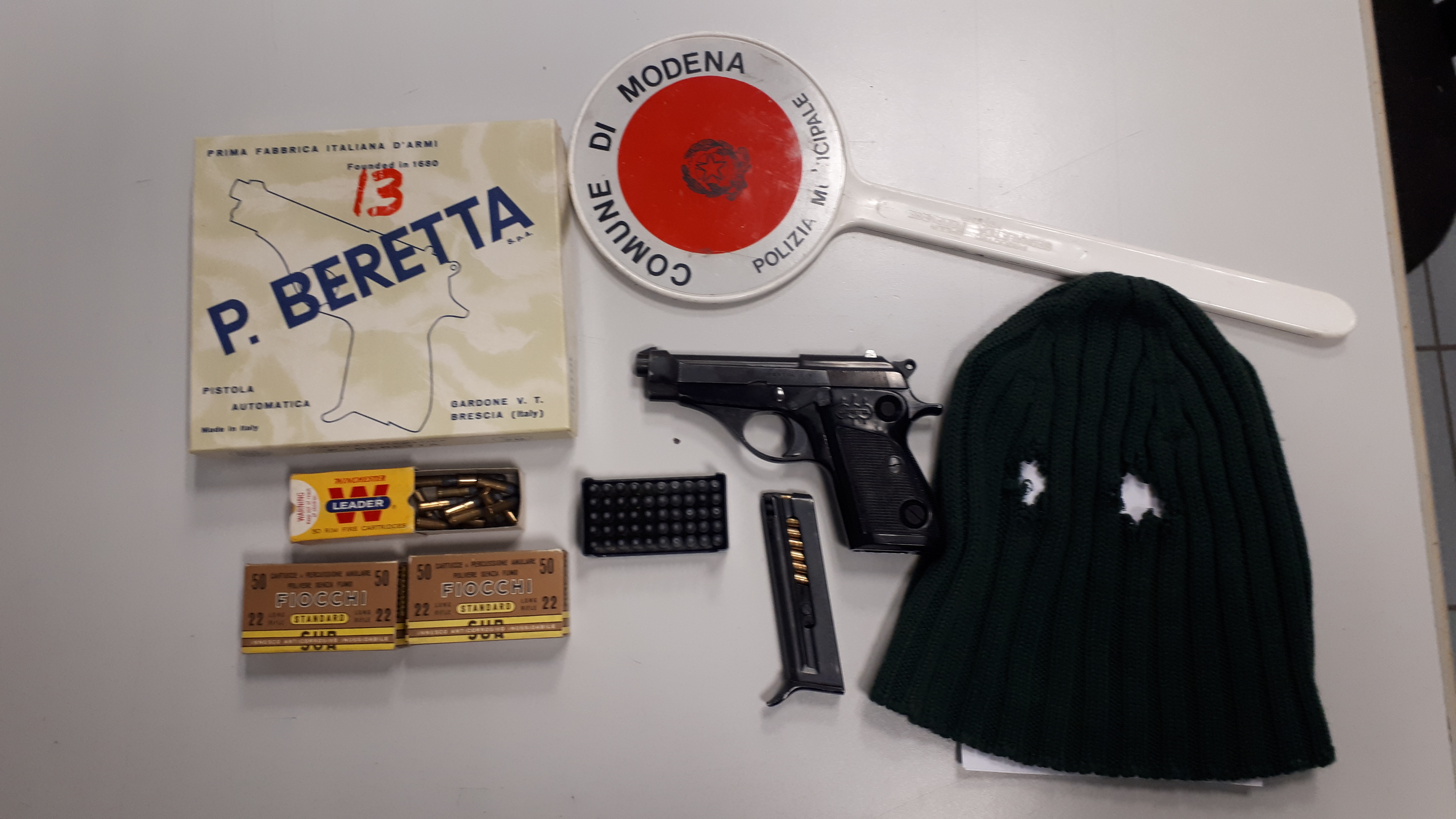 Nell'immagine scattata al Comando dopo la rapina, la pistola, il passamontagna e scatole di munizioni 