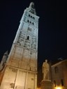 Il monumento al Tassoni in piazza Torre sotto la Ghirlandina.jpg