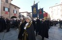 Il corteo in onore del Patrono in corso Duomo, i gonfaloni