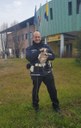 Uno degli agenti della Polizia locale con il cucciolo salvato