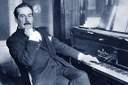 Giacomo Puccini al piano.jpg