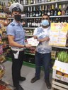 La consegna del materiale sulla sicurezza stradale agli esercizi pubblici da parte della Polizia locale di Modena