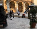 L'intervento della Polizia locale di Modena in piazza Mazzini dopo il tentato furto