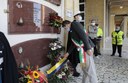 Il sindaco di Modena Muzzarelli depone fiori alla tomba di Pier Camillo Beccaria.jpg