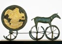 Il carro di Trundholm, Danimarca, 1440 a.C Modellino di carro trainato da un disco d’oro che rappresenta il sole.jpg