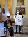 Luigi Beggiato dona al sindaco la maglietta commemorativa di Tokio