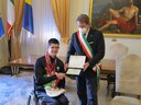 Muzzarelli dona a Luigi Beggiato la targa del Comune di Modena