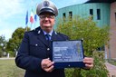 L'istruttore Donato Vena della Polizia locale di Modena col riconoscimento "Cittadino europeo"