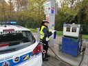 Controlli della Polizia locale a una pompa di benzina