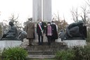 Il sindaco Muzzarelli con la prefetta Camporota e il generale Scalabrin davanti al monumento ai Caduti
