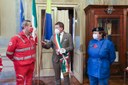 La consegna della bandiera della Croce Rossa italiana al sindaco Gian Carlo Muzzarelli