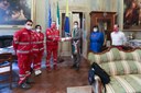La consegna della bandiera della Croce Rossa italiana al sindaco Gian Carlo Muzzarelli