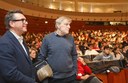 Gino Strada con il vicesindaco Gianpietro Cavazza nel 2017 in un incontro con gli studenti