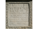 Specchio epigrafico del monumento funerario di Vetilia Egloghe nel Lapidario Romano del Museo Civico.png