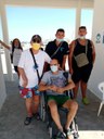 Pinarella 2021, un gruppo di ospiti in spiaggia con gli operatori