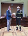 Il saluto del sindaco di Modena Muzzarelli al comandante Lomoro dei vigili del fuoco