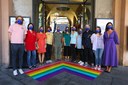 Operatori e operatrici dell'ufficio Europa con i colori arcobaleno all'inaugurazione della mostra