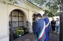 L'omaggio dei sindaci di Modena e di Castelnuovo alla tomba di Luciano Pavarotti