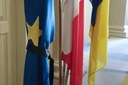 La bandiera dell'Unione europea listata a lutto