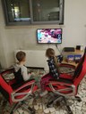 Bambini impegnati in un gioco elettronico alla Biblioteca Crocetta