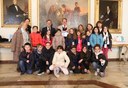 Foto di gruppo della delegazione degli alunni delle scuole Palestrina e Saliceto Panaro con il sindaco, l'assessora Baracchi, il presidente Unicef Modena Iughetti e le maestre