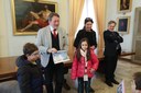 I bambini, presente il presidente Unicef, consegnano a sindaco e assessora Baracchi il loro progetto sulla Pace 
