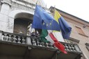 La nuova bandiera tricolore esposta al balcone del Municipio di Modena