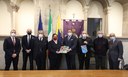 L'incontro in Municipio per la consegna della bandiera italiana da parte dei Lions club