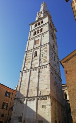la Torre Ghirlandina