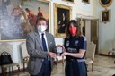 Vanessa Caboni riceve la medaglia della "Bonissima" in argento dal sindaco Gian Carlo Muzzarelli